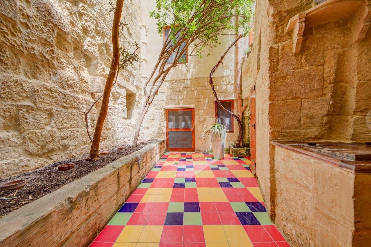 Beautifully Converted House of Character with Courtyard & Large Terrace