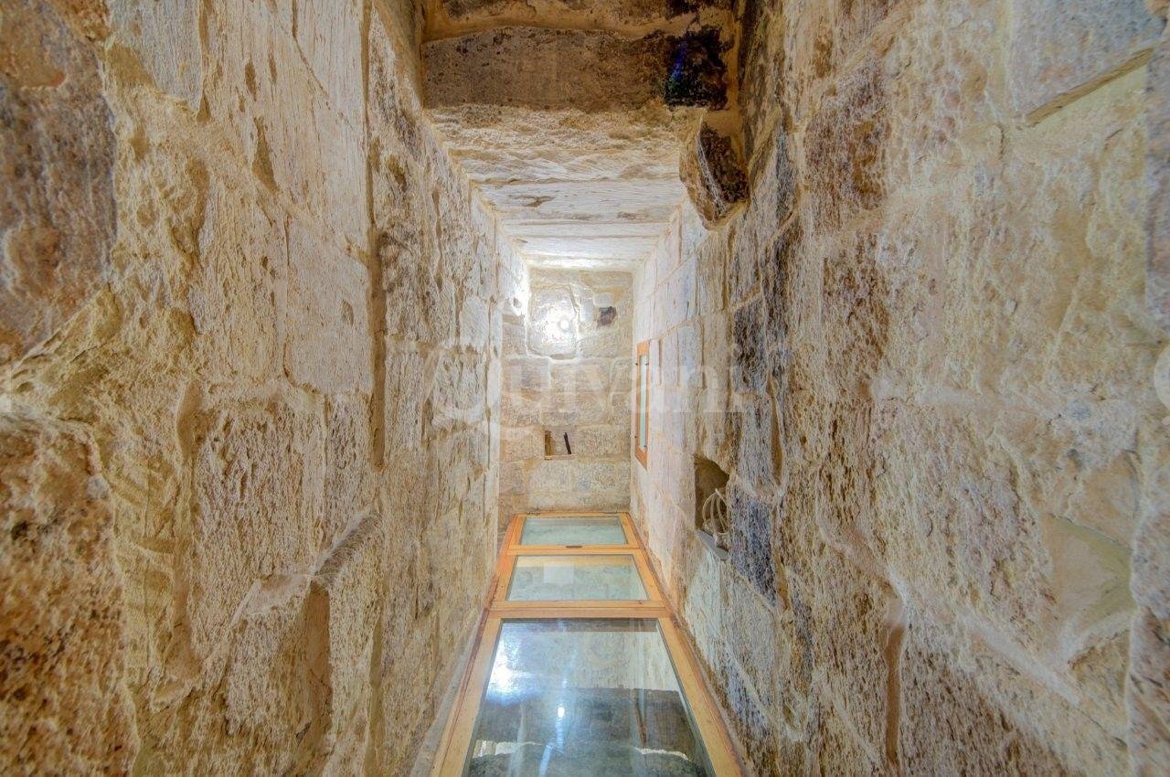 Beautifully Converted House of Character with Courtyard & Large Terrace