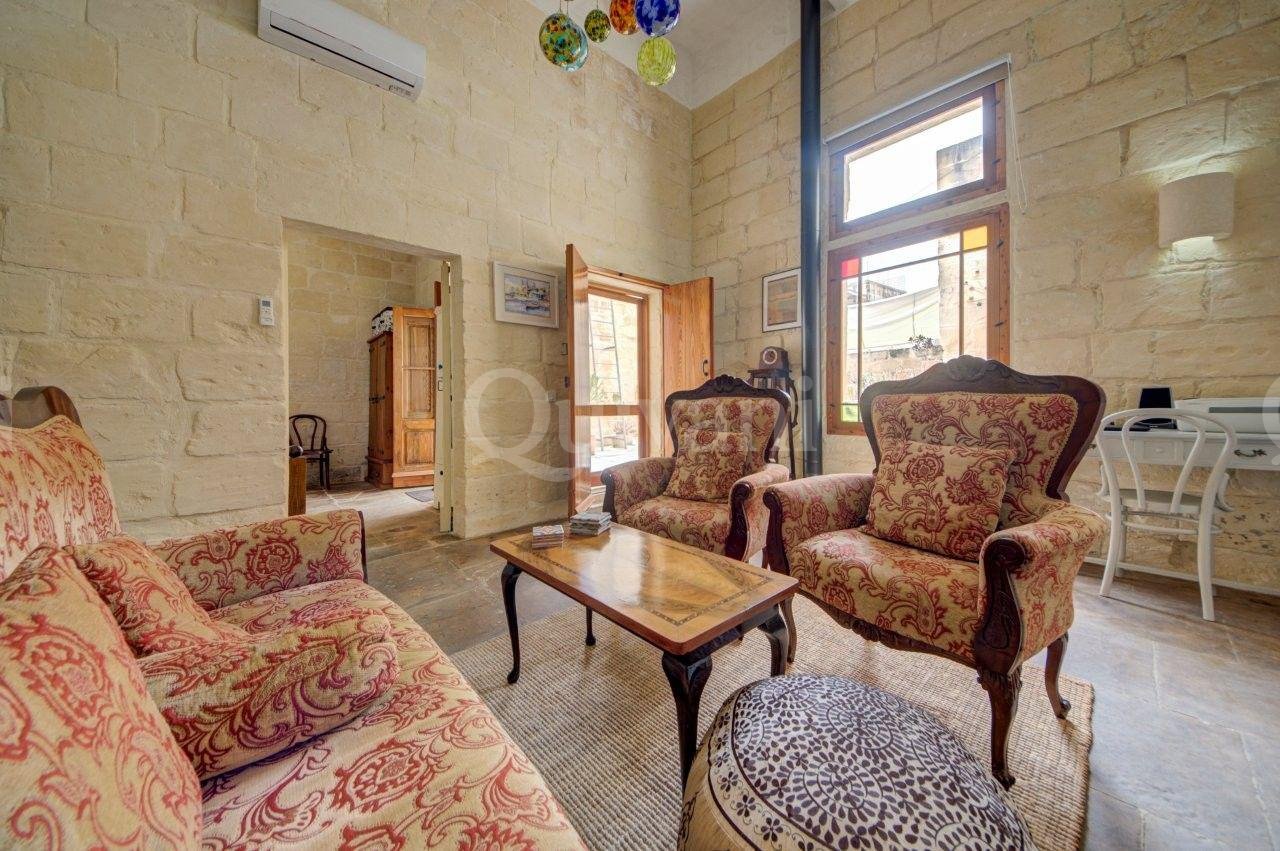 Beautifully Converted House of Character with Courtyard & Large Terrace
