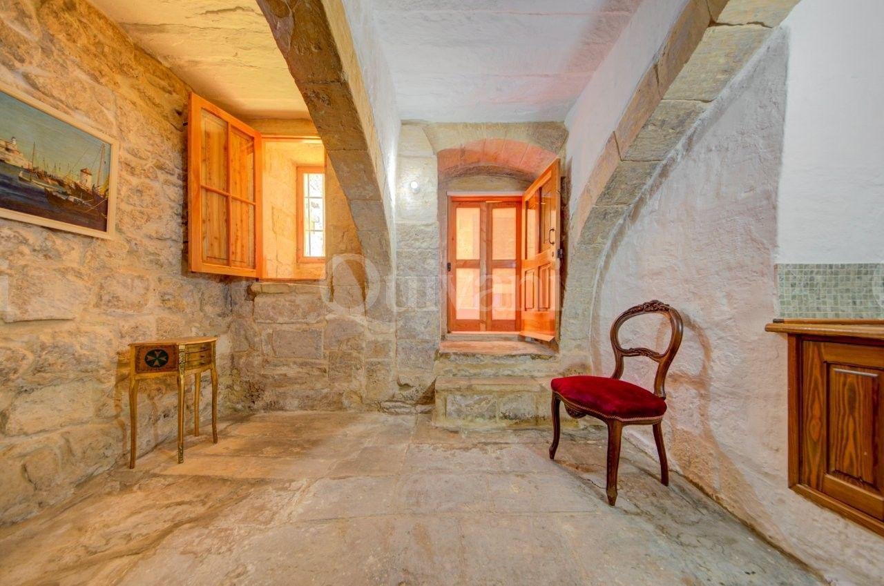 Beautifully Converted House of Character with Courtyard & Large Terrace
