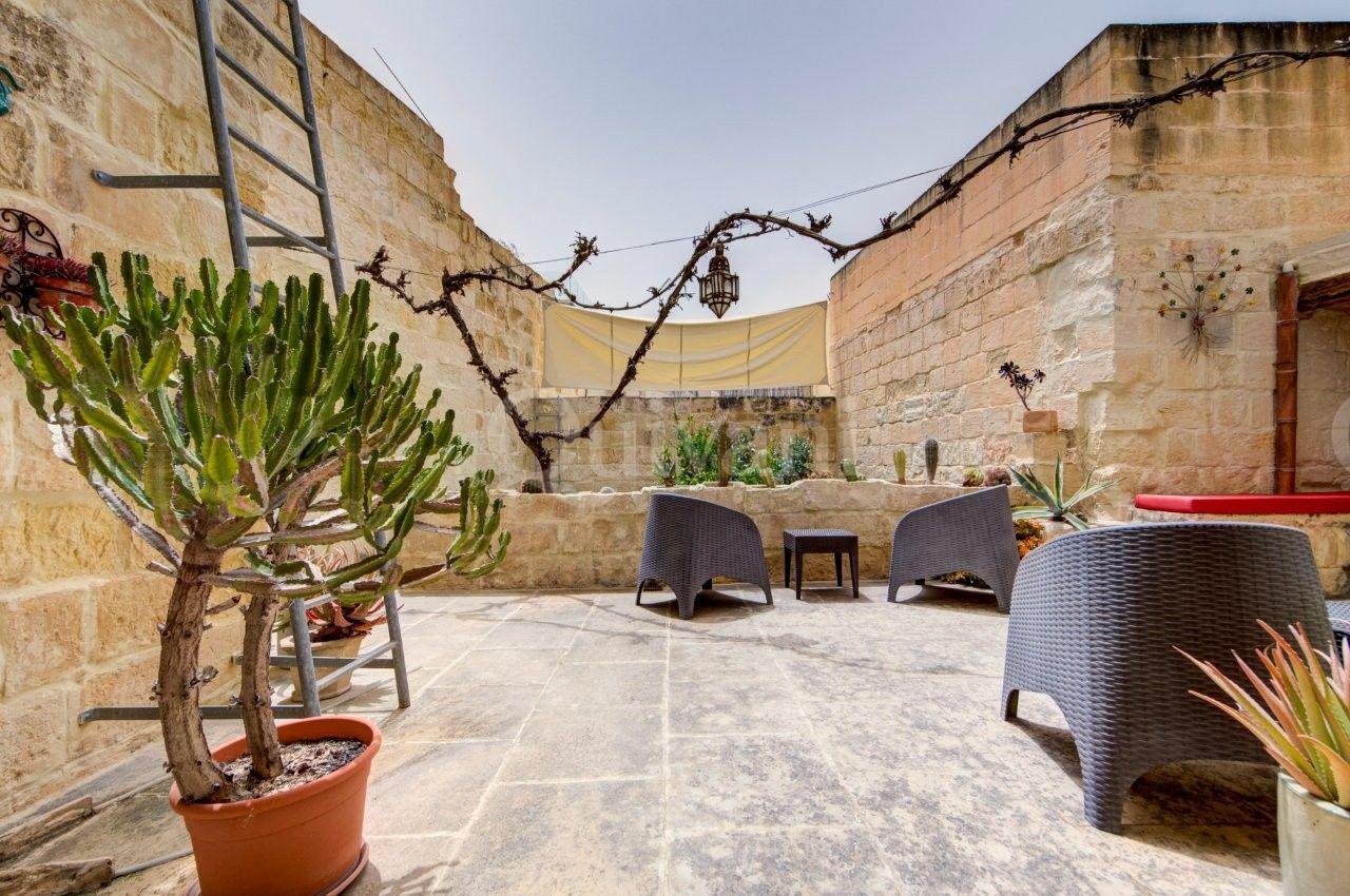 Beautifully Converted House of Character with Courtyard & Large Terrace