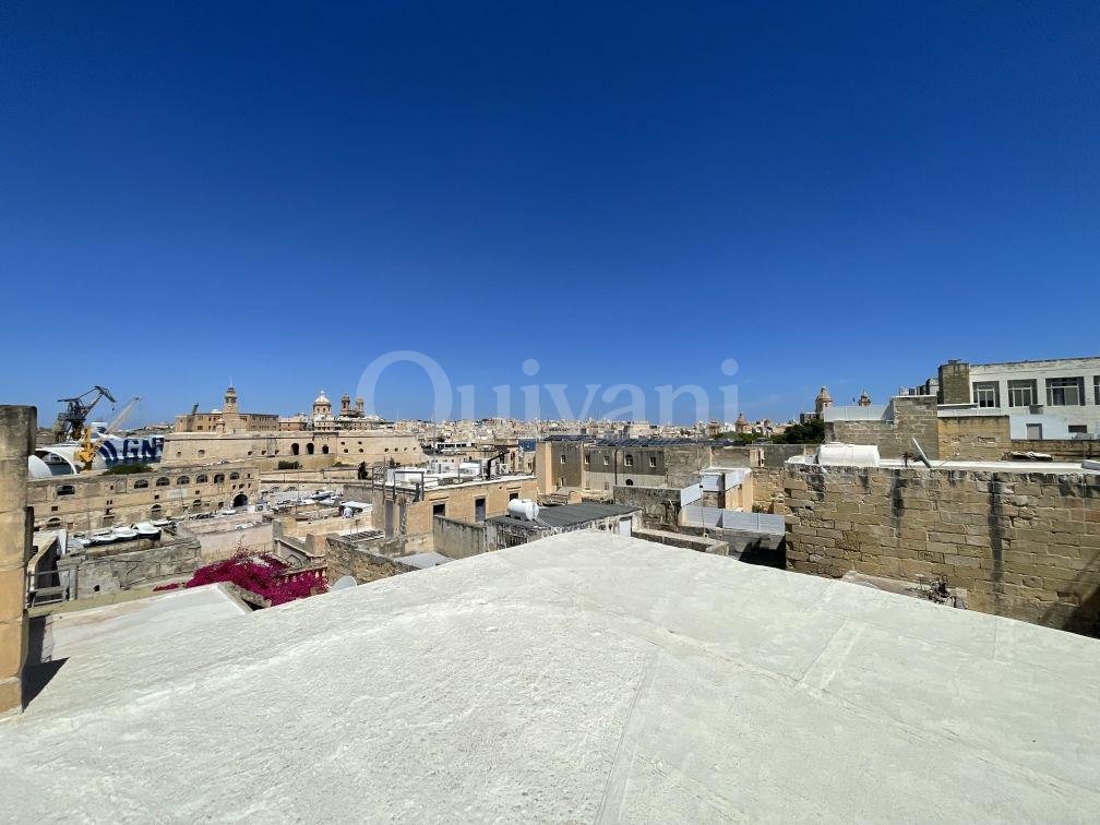 Beautifully Converted House of Character with Courtyard & Large Terrace
