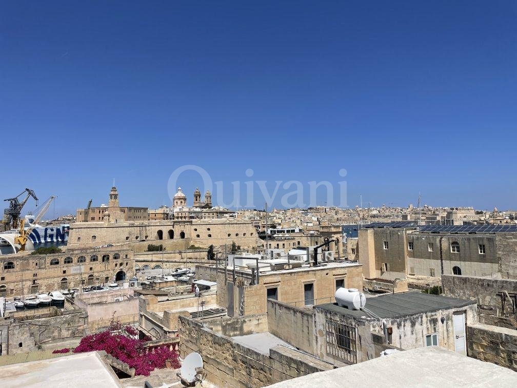 Beautifully Converted House of Character with Courtyard & Large Terrace