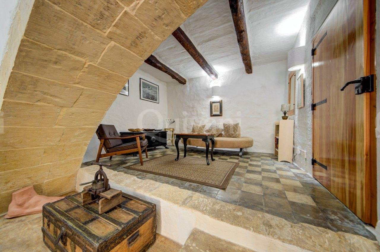Beautifully Converted House of Character with Courtyard & Large Terrace
