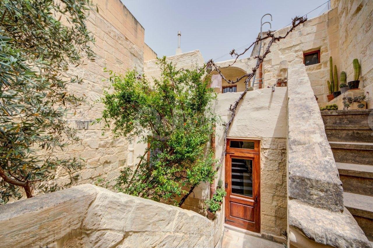 Beautifully Converted House of Character with Courtyard & Large Terrace