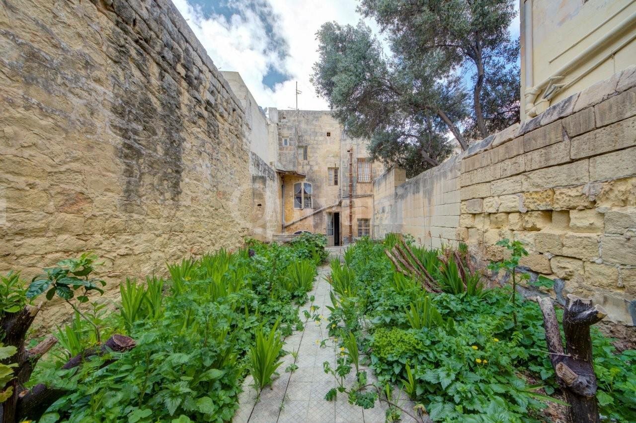 Cospicua, Unconverted Townhouse