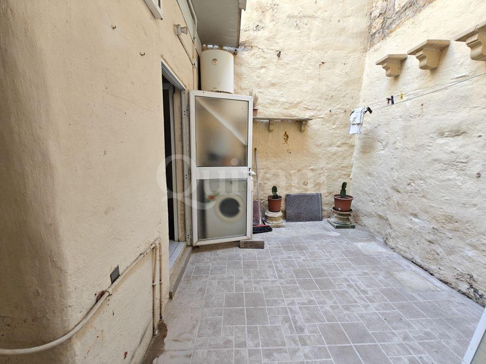 Unconverted 2 Bedrooms Townhouse in Birkirkara