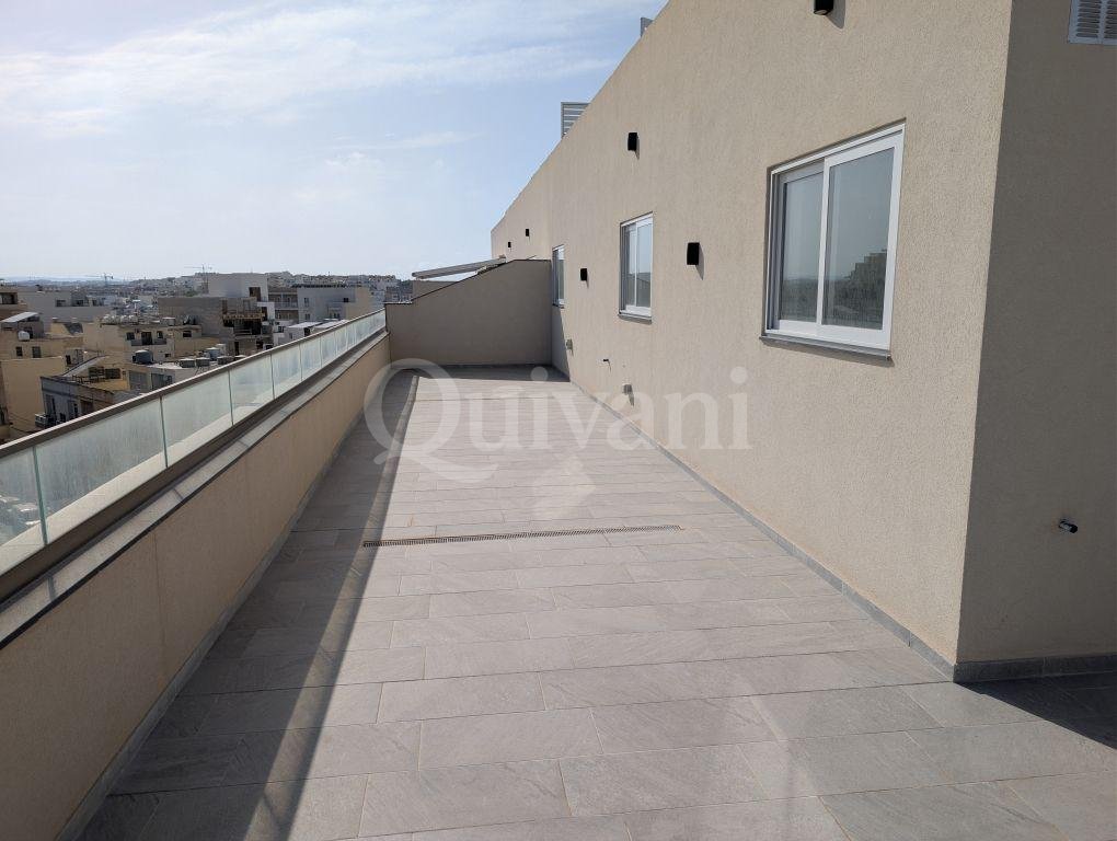 Marsascala penthouse with pool