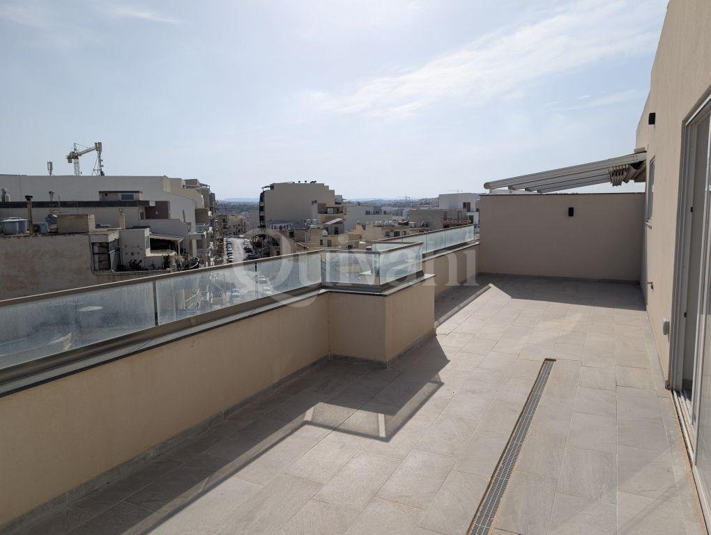 Marsascala penthouse with pool