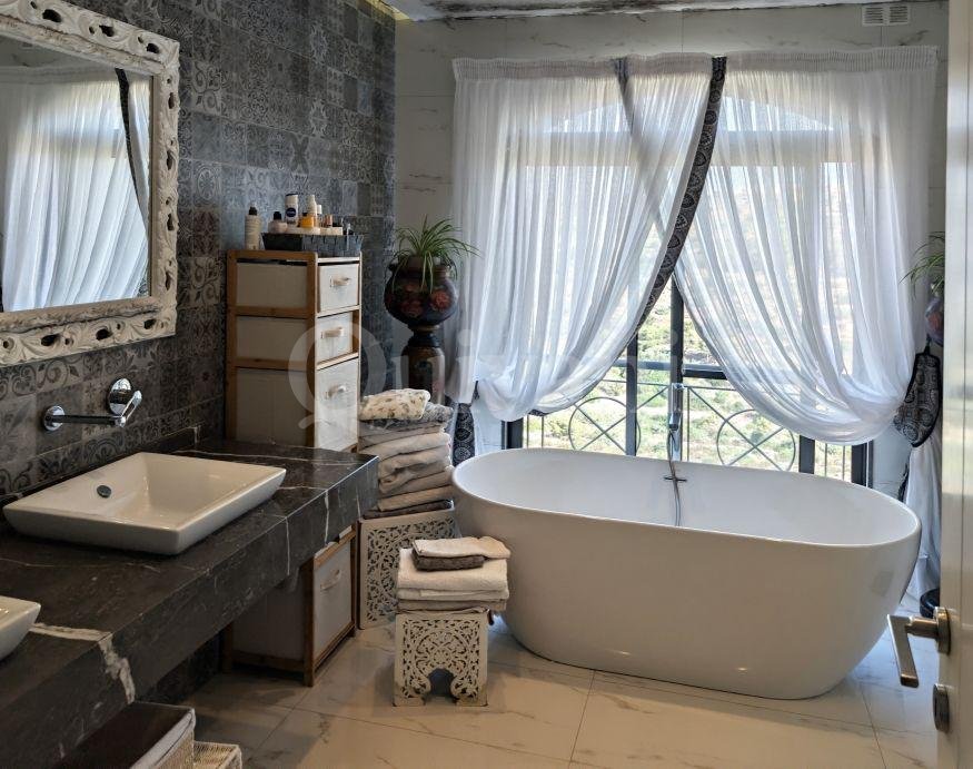 Stunning Corner Apartment in Xemxija