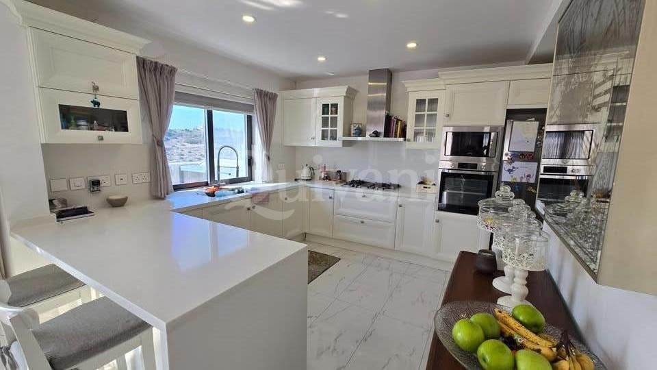 Stunning Corner Apartment in Xemxija