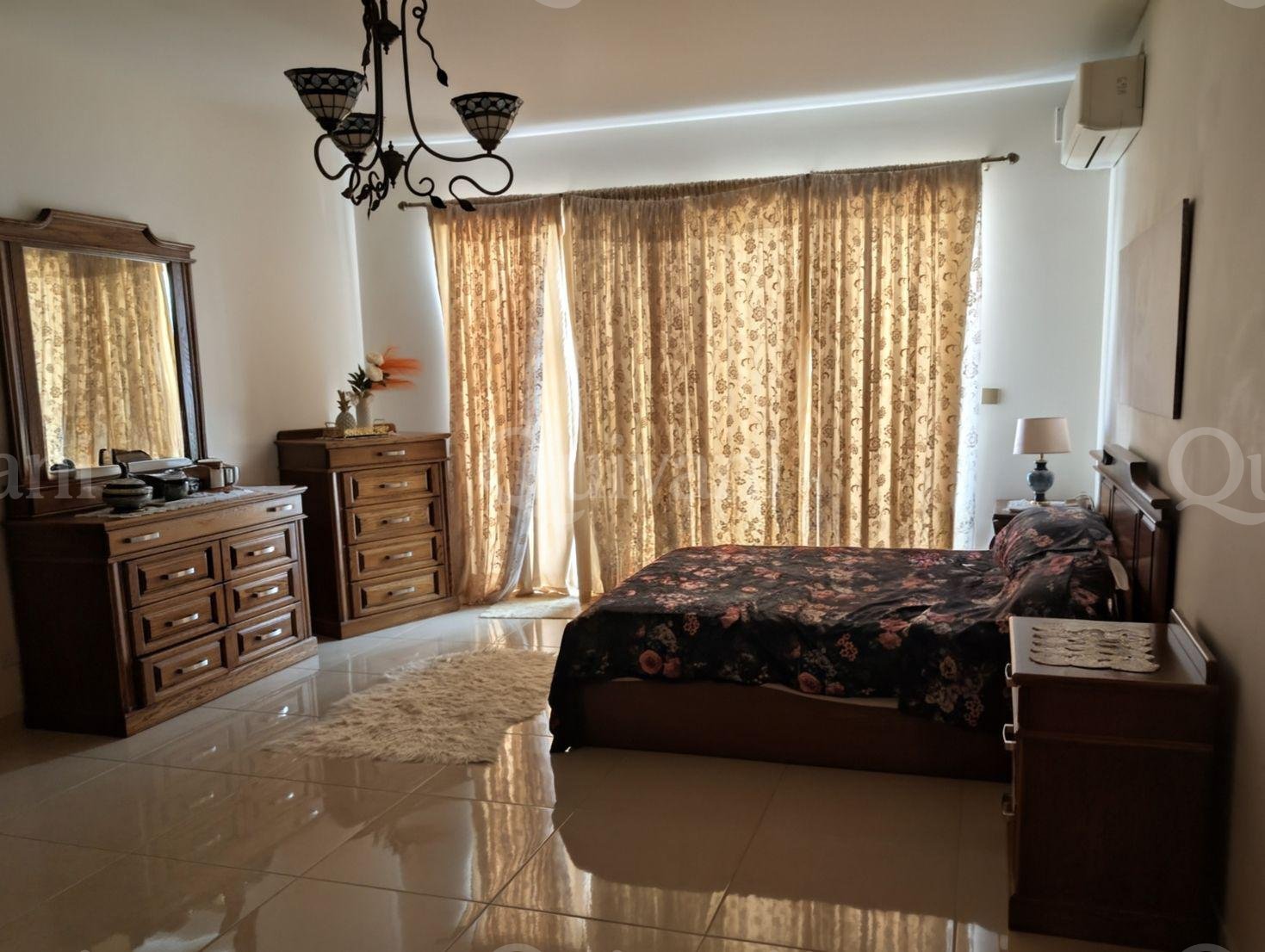 Sunny 3 Bed, 2 Bath 164SQ/M Apartment with Study in Quiet Neighborhood