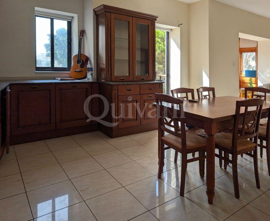 Spacious 3 Bed Furnished Apartment with interconnected Car Space Included
