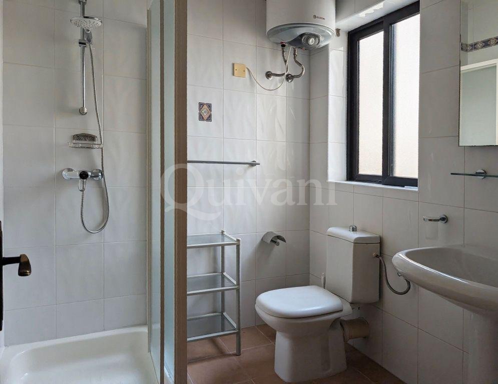 Spacious 3 Bed Furnished Apartment with interconnected Car Space Included