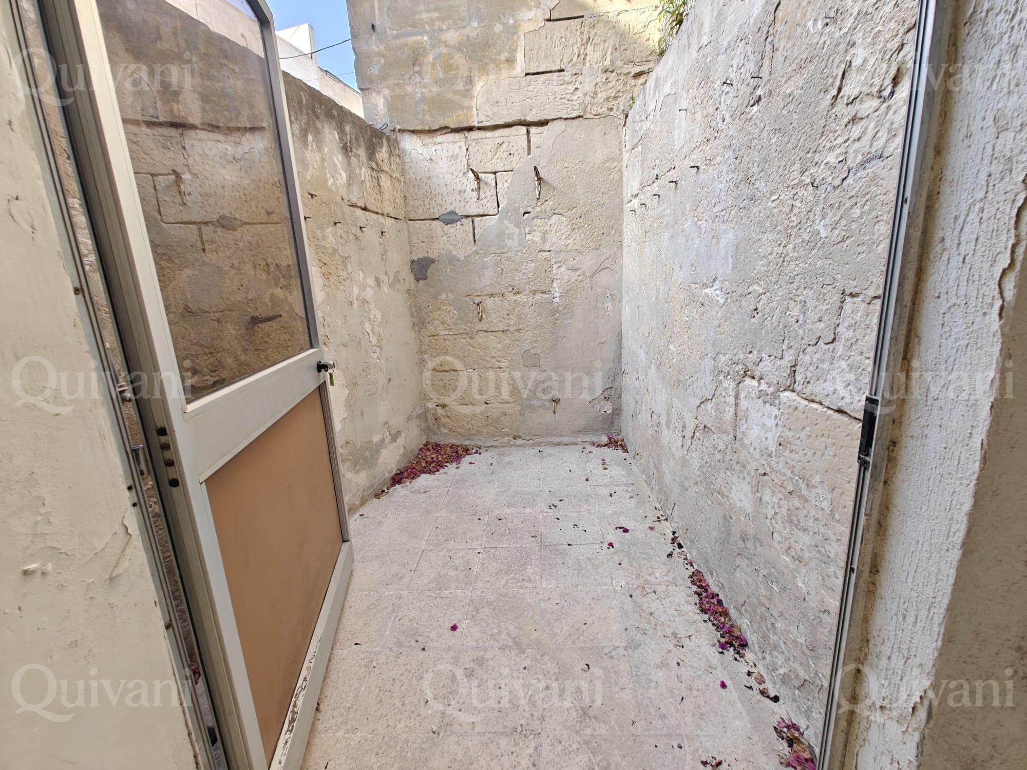 Paola, Unconverted, Solitary Maisonette