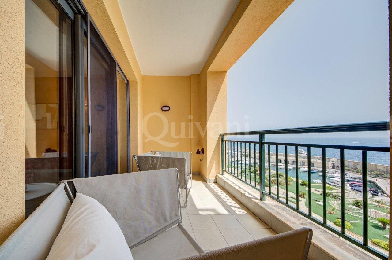 Apartment in Portomaso overlooking Laguna