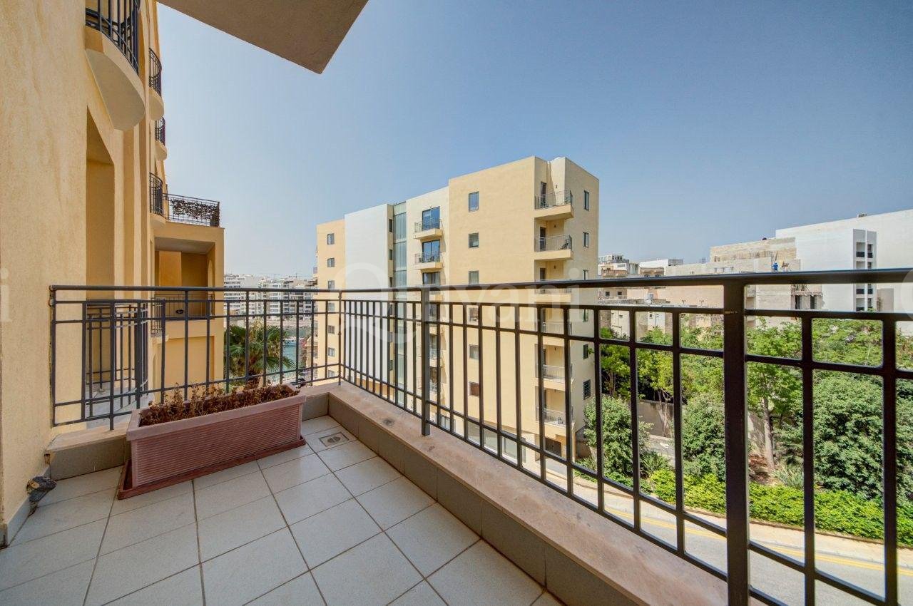 Apartment in Portomaso overlooking Laguna