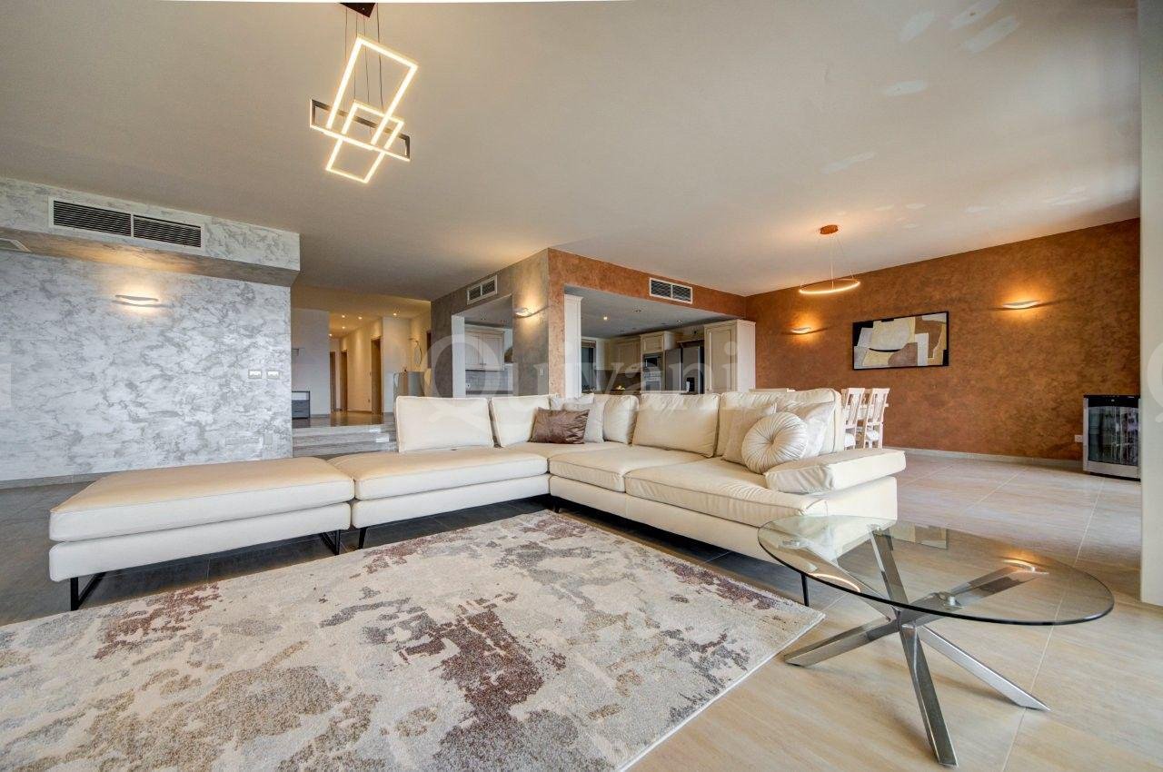Apartment in Portomaso overlooking Laguna