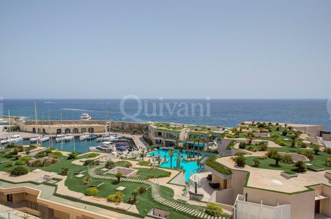 Apartment in Portomaso overlooking Laguna