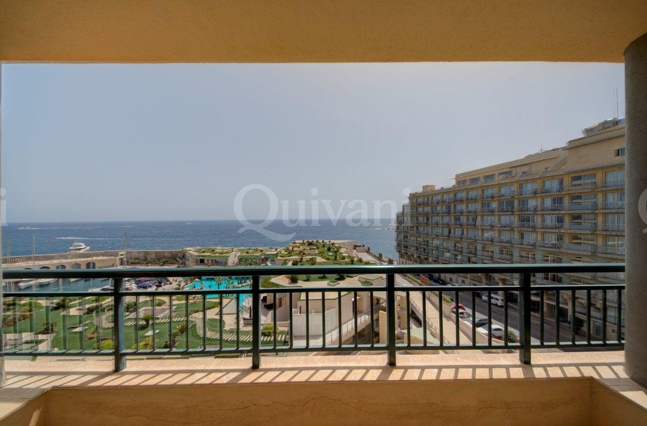 Apartment in Portomaso overlooking Laguna