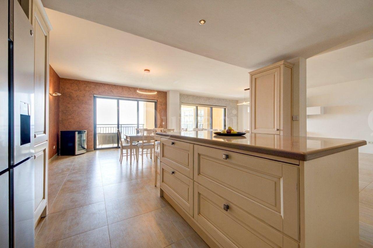 Apartment in Portomaso overlooking Laguna