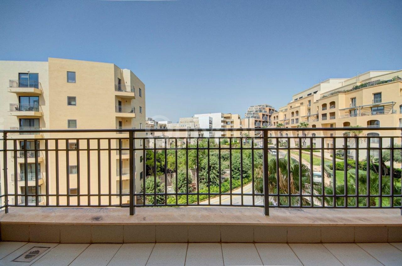Apartment in Portomaso overlooking Laguna