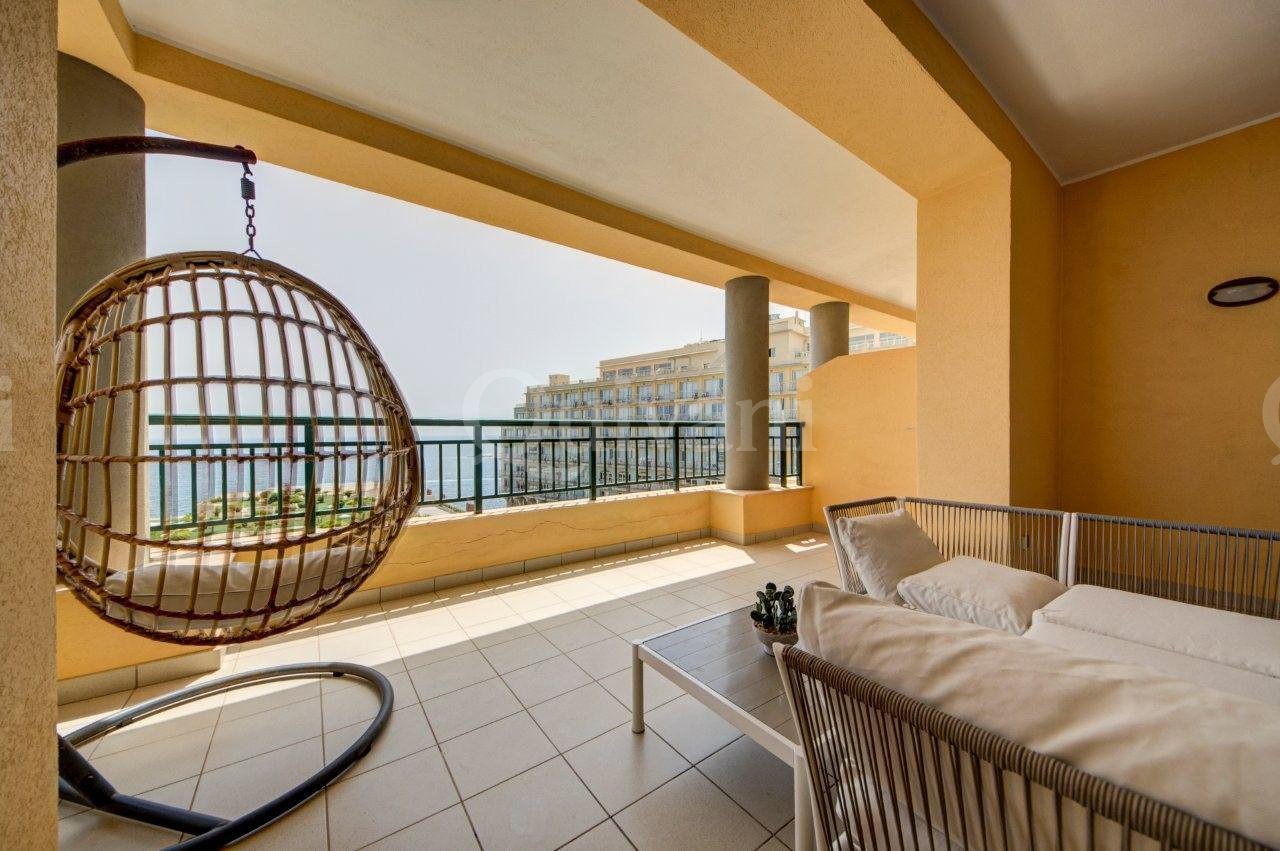 Apartment in Portomaso overlooking Laguna