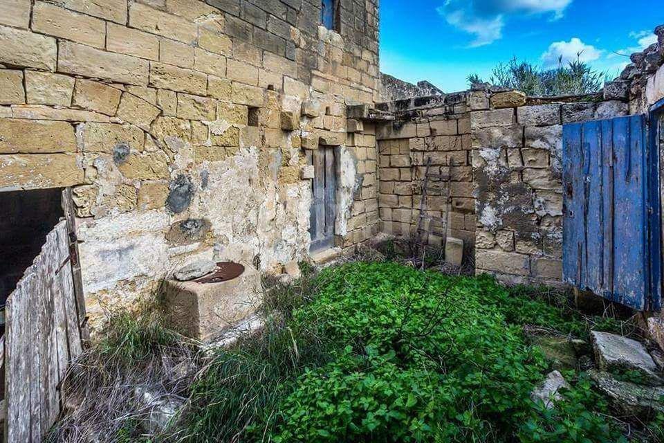 Naxxar, Unconverted Farmhouse