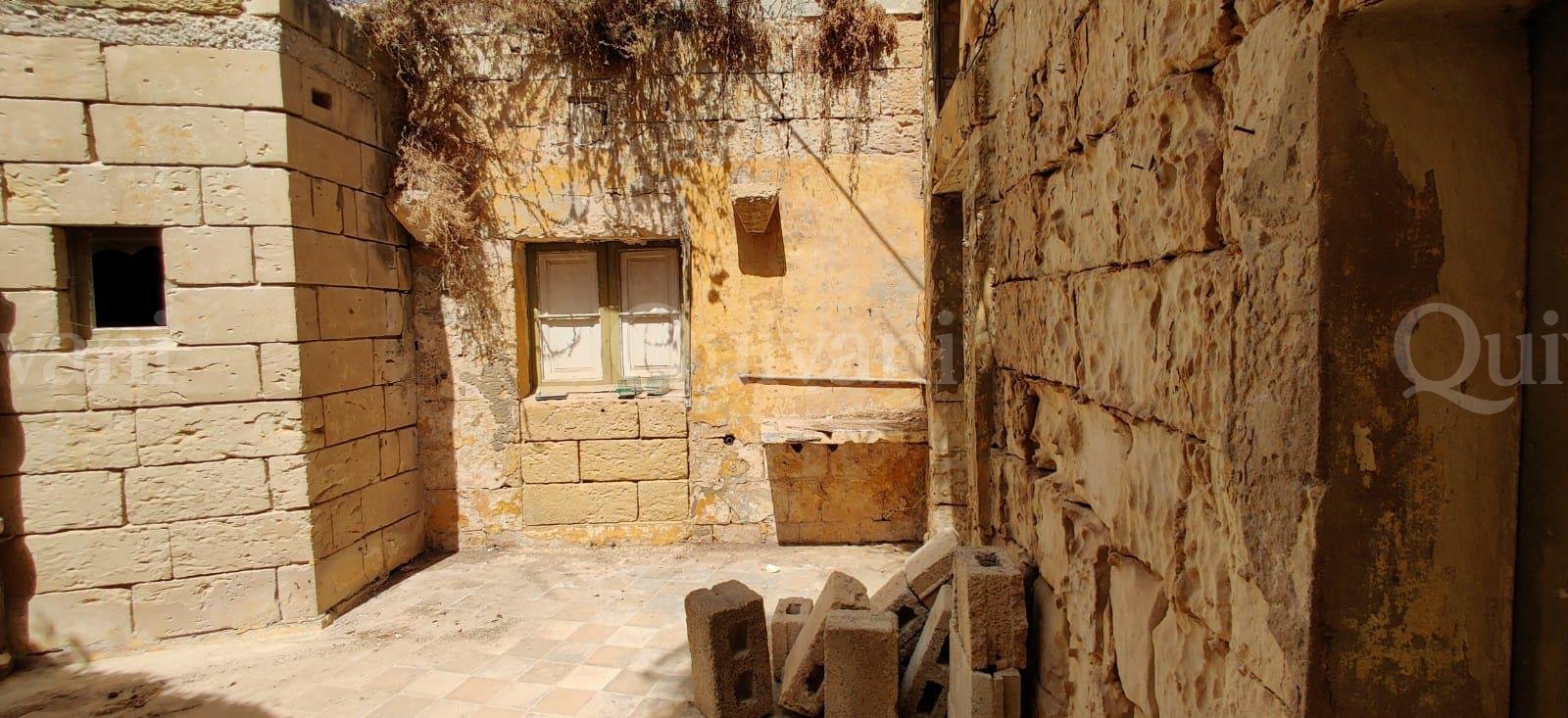 Qrendi, Unconverted Farmhouse
