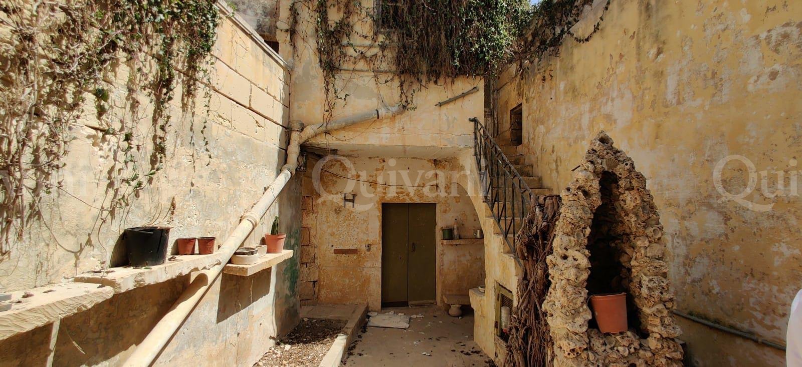 Qrendi, Unconverted Farmhouse