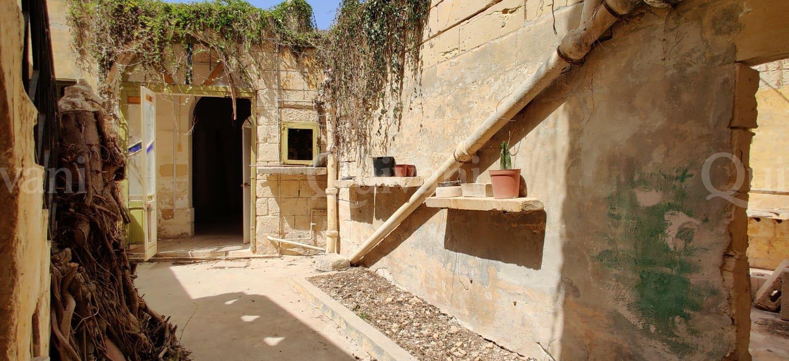 Qrendi, Unconverted Farmhouse