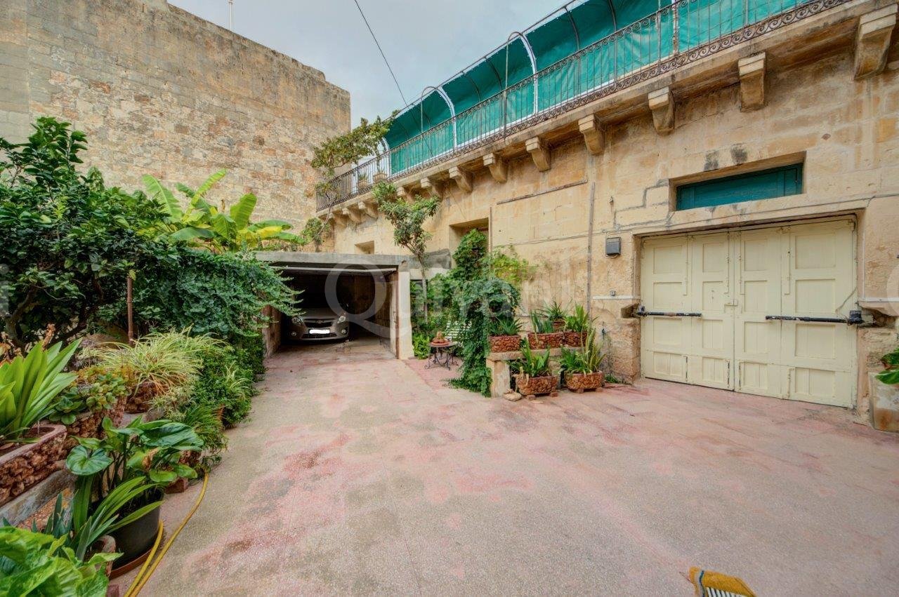 Lija, Converted Palazzo