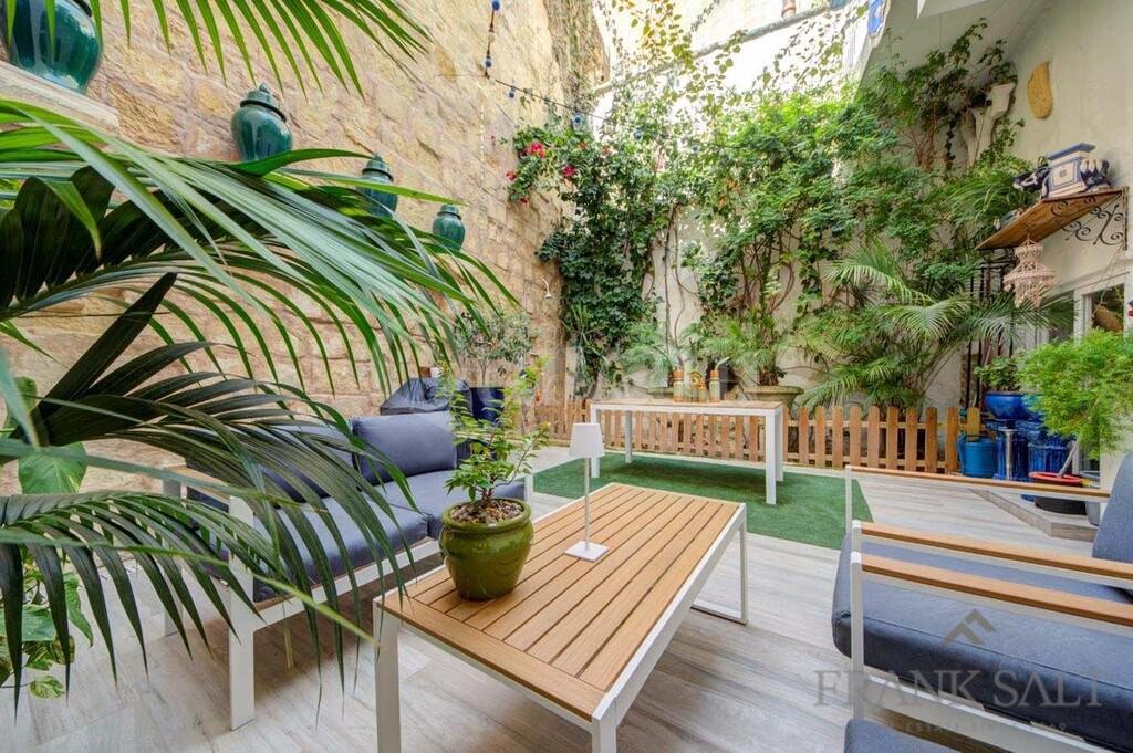 Cospicua, Furnished Courtyard House
