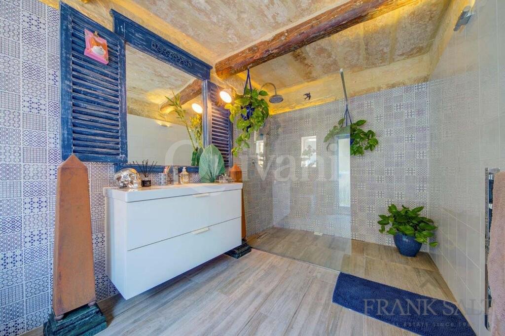 Cospicua, Furnished Courtyard House
