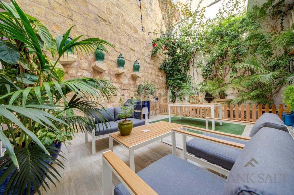 Cospicua, Furnished Courtyard House