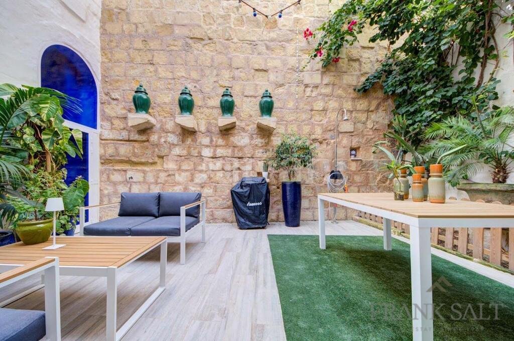 Cospicua, Furnished Courtyard House