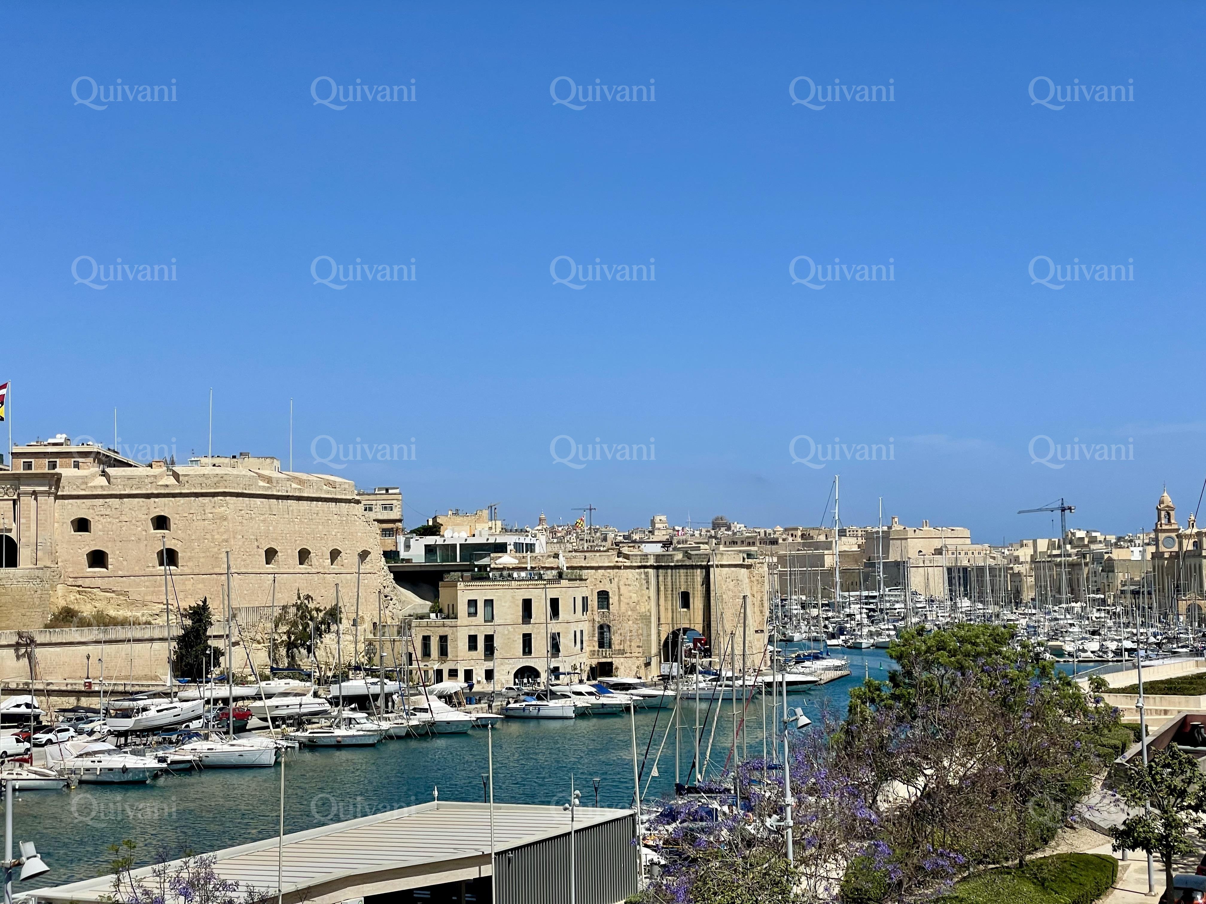 Cospicua Seafront Townhouse
