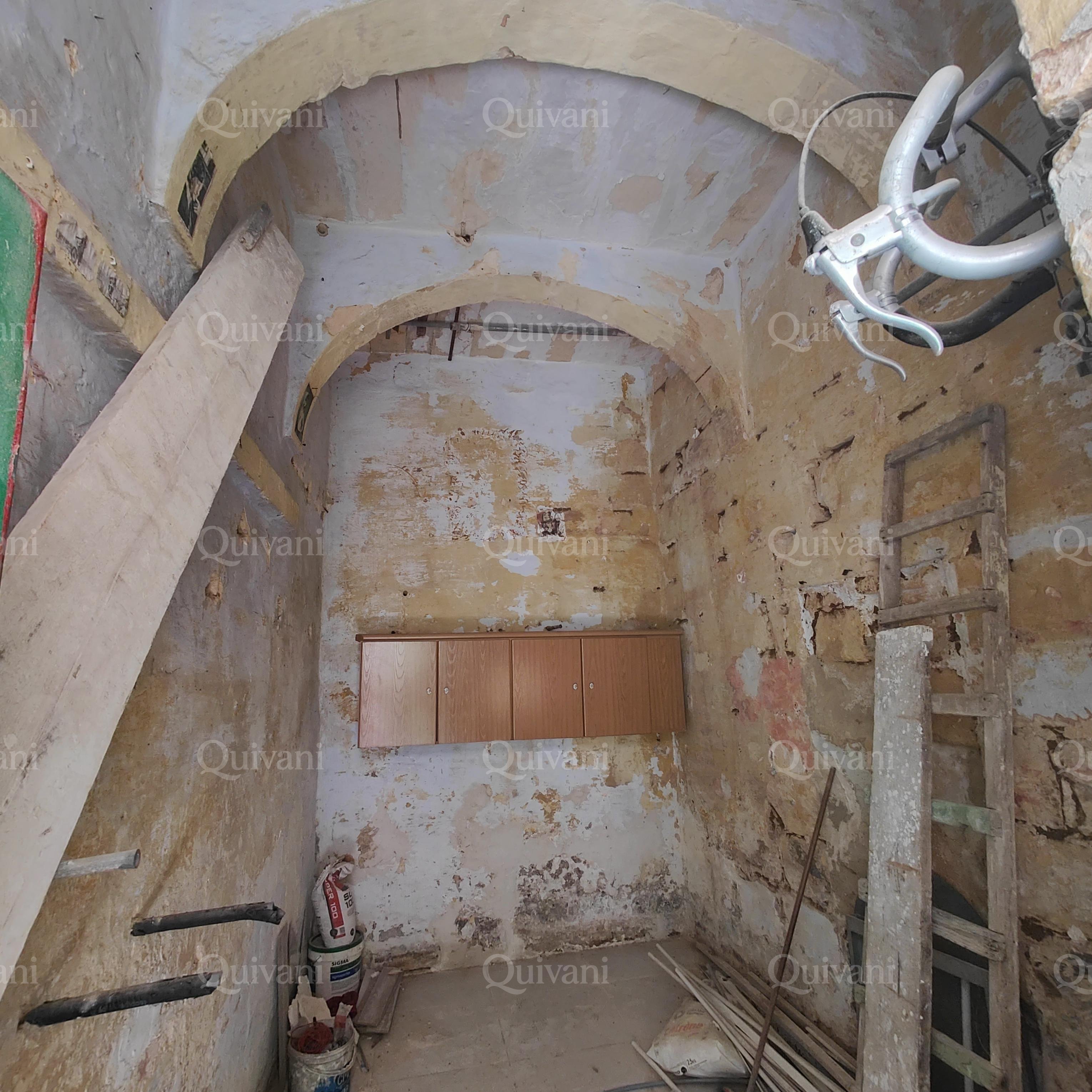 1 room with masonry arches used as a store. High Ceiling
