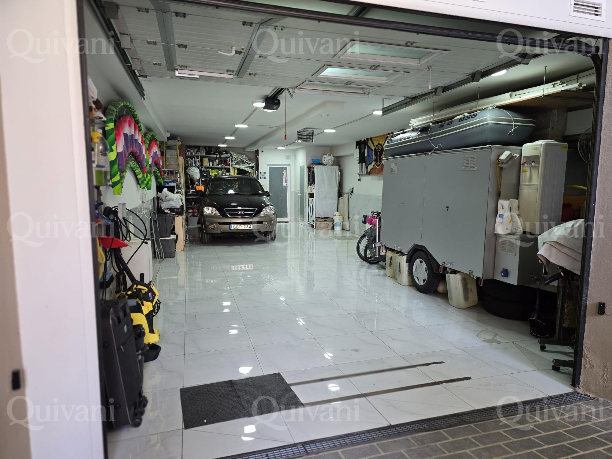 Qormi 5 Car Garage With 2 bedrooms