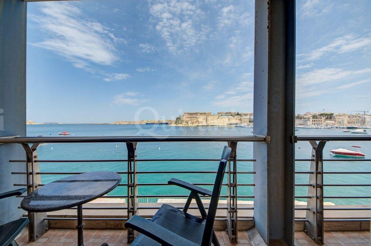 Vittoriosa Seafront Furnished Apartment