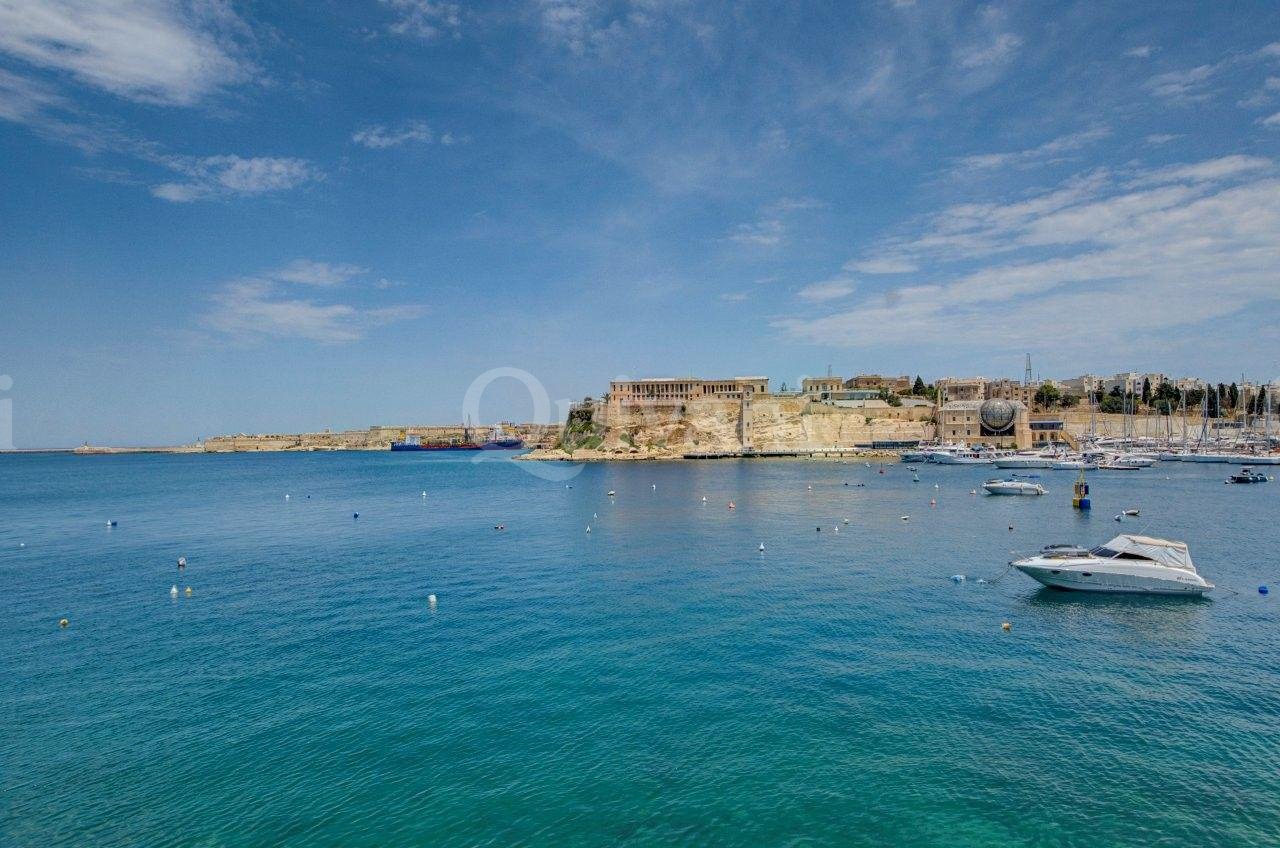 Vittoriosa Seafront Furnished Apartment