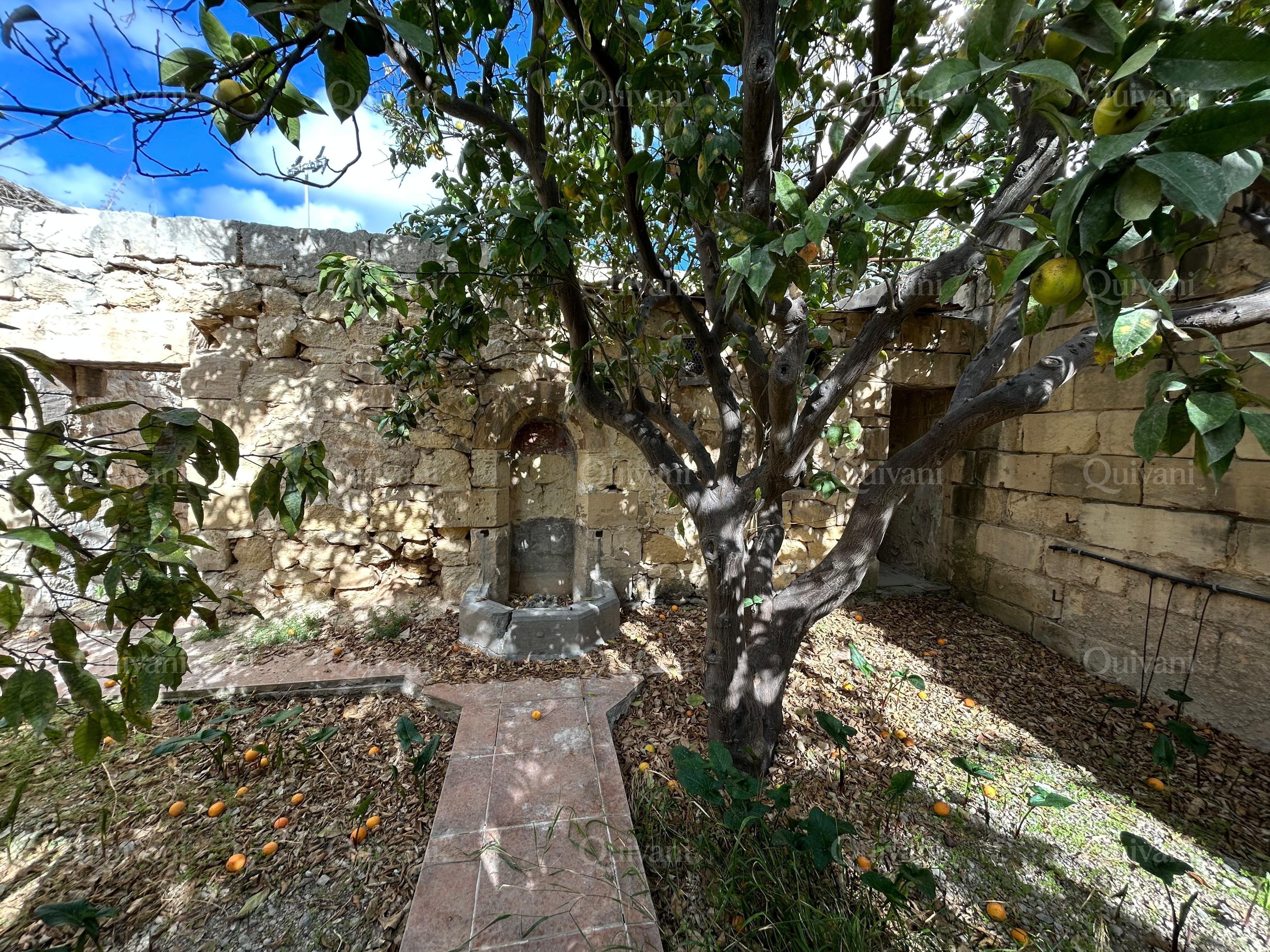 Hamrun Unconverted Townhouse with a large garden