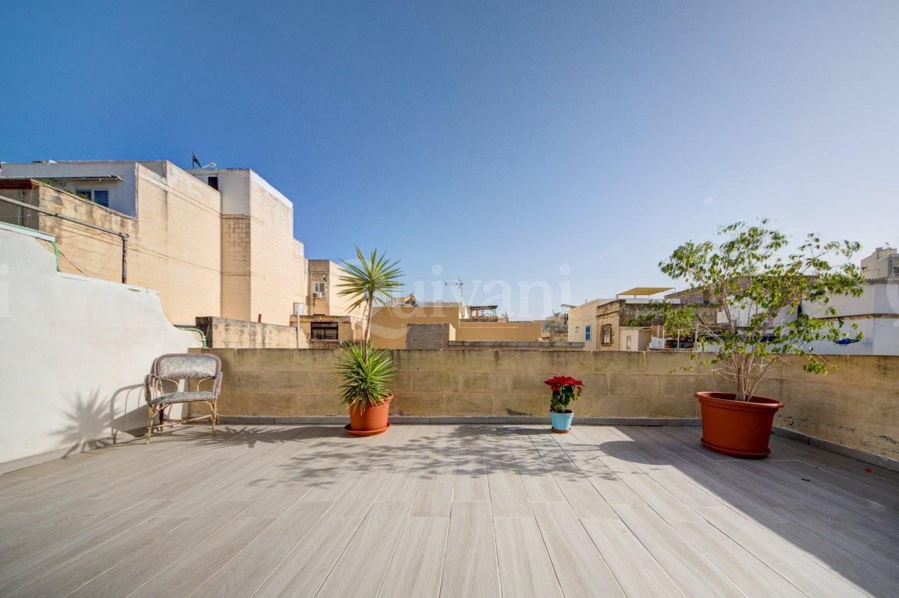 Beautifully converted five bedroom townhouse