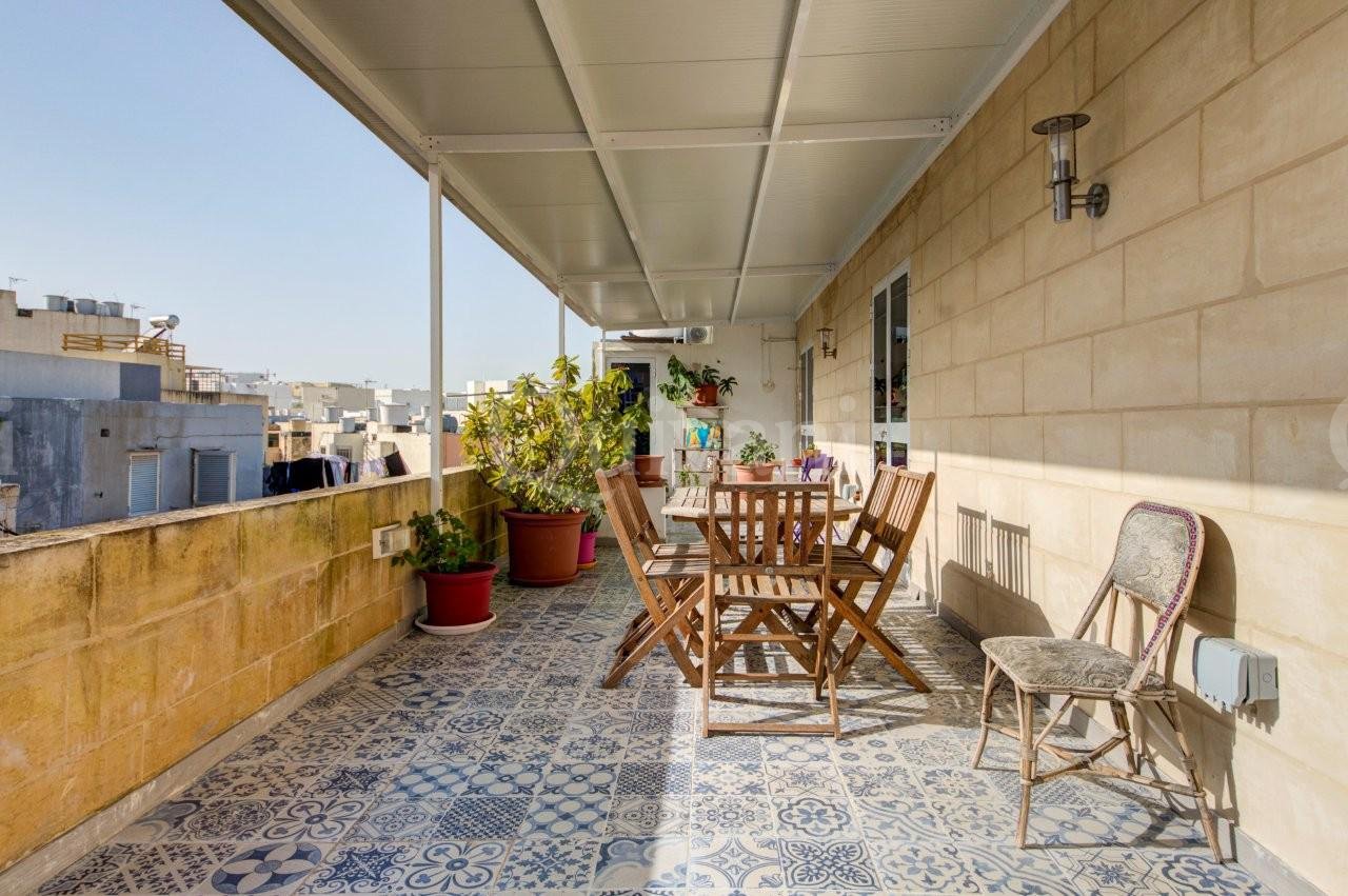 Beautifully converted five bedroom townhouse