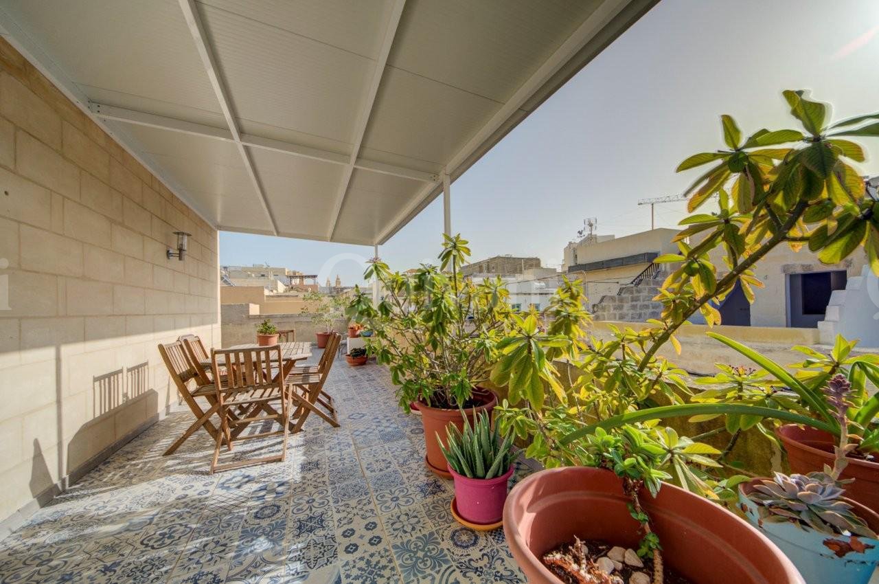 Beautifully converted five bedroom townhouse