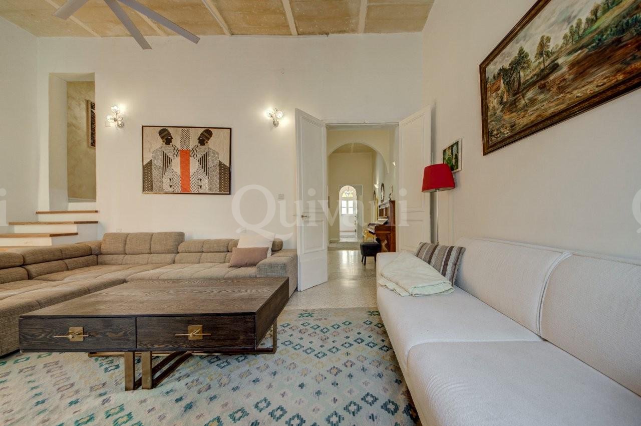 Beautifully converted five bedroom townhouse