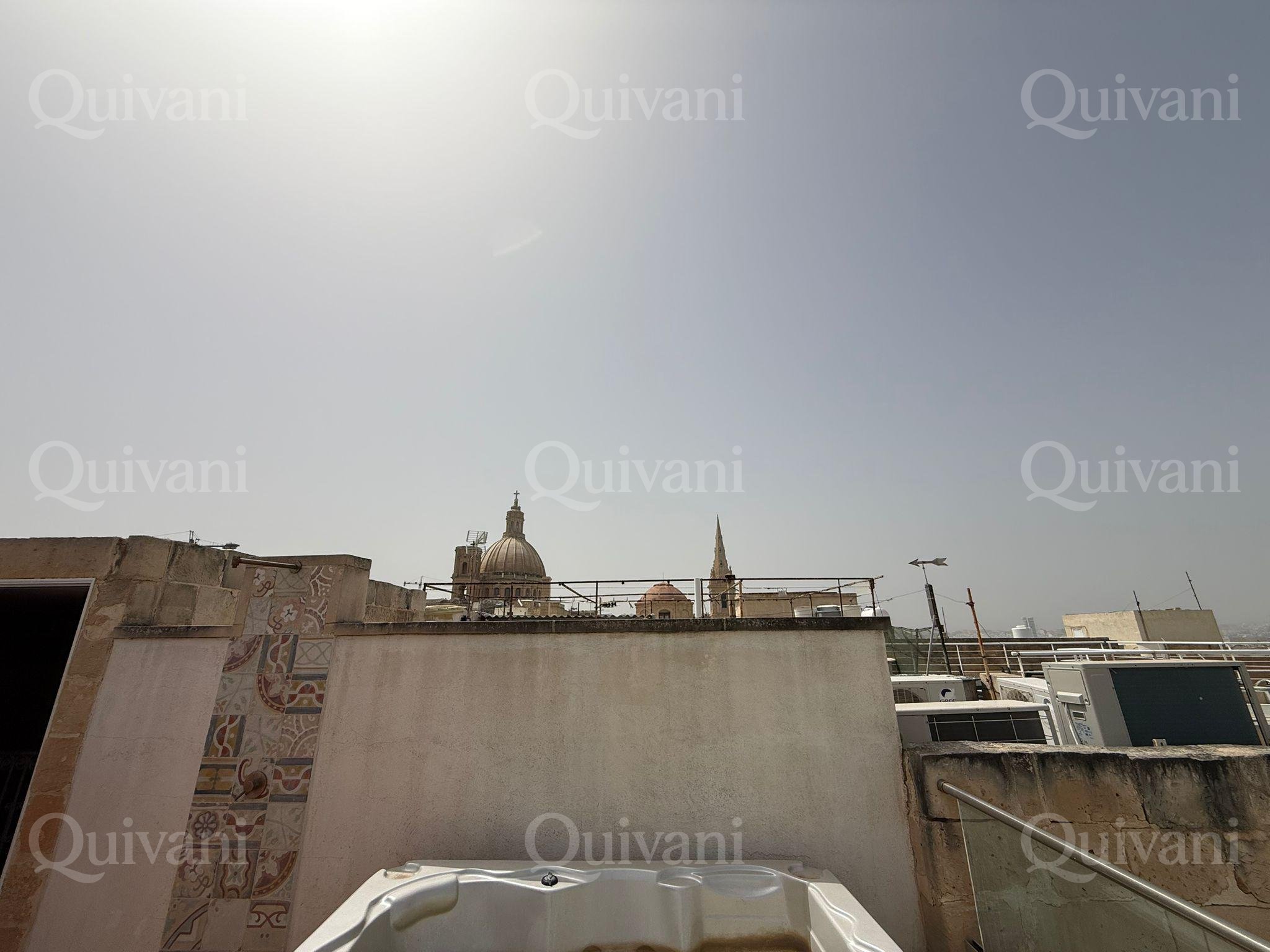 Penthouse with 180 degree views in Valletta
