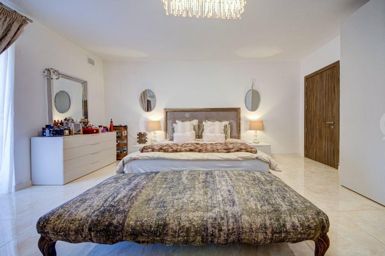 Fully Furnished Three Bedroom Luxury Apartment