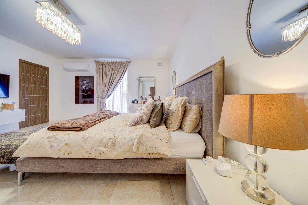 Fully Furnished Three Bedroom Luxury Apartment