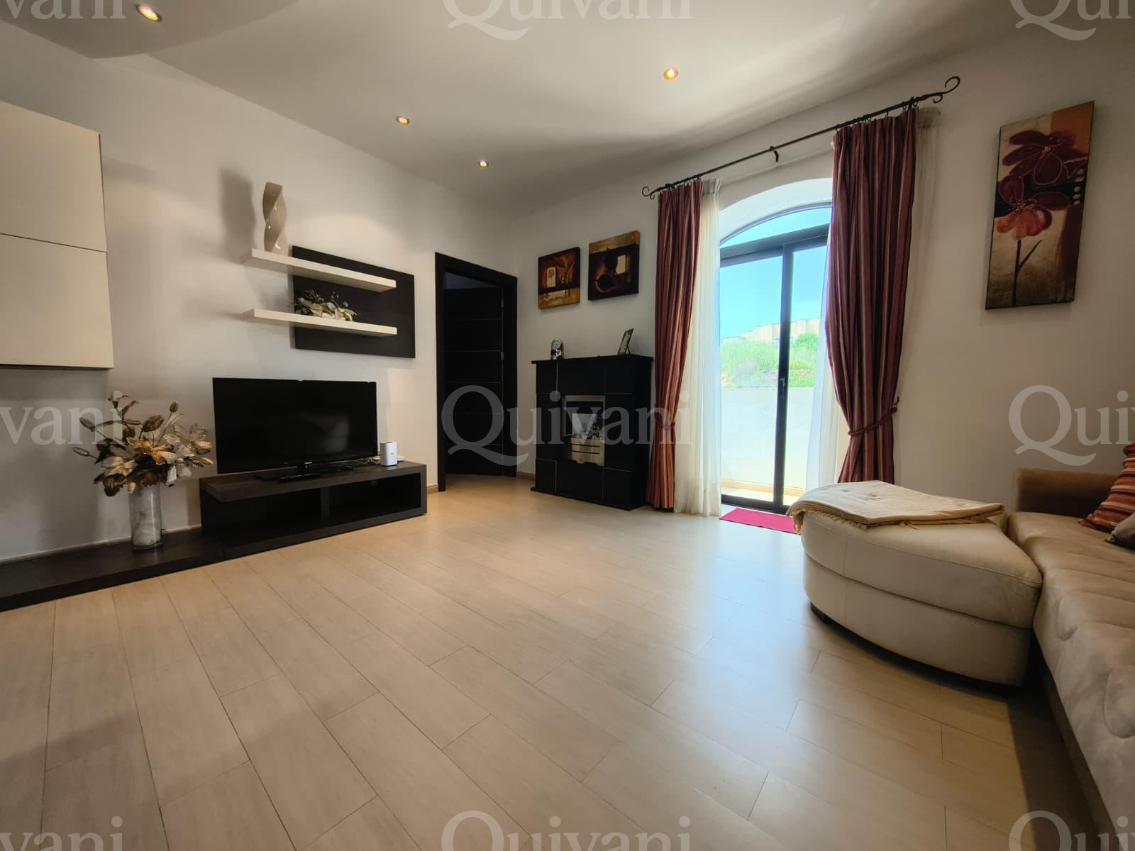 Large Modern Duplex Maisonette in Pembroke